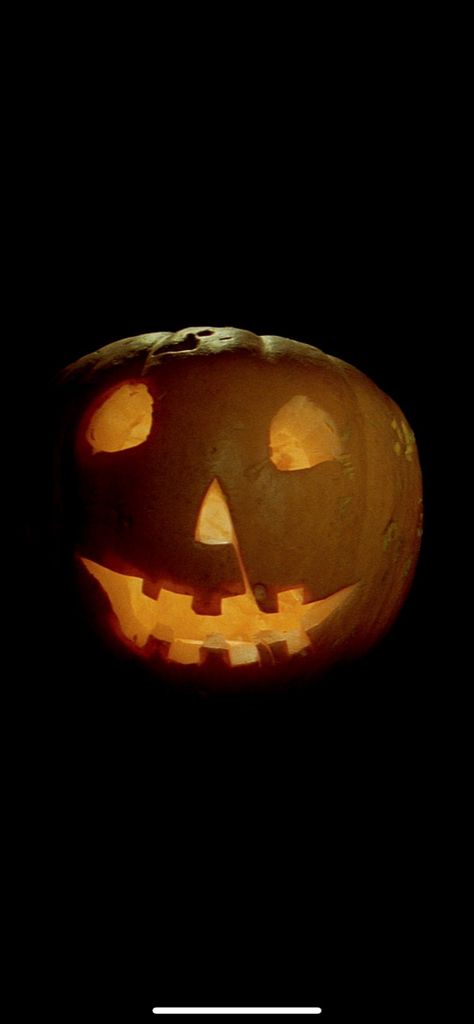 Pumpkin From Halloween Movie, Halloween Movie Jack O Lantern, Halloween 1978 Pumpkin, Old School Halloween Wallpaper, Halloween 1978 Wallpaper, 80s Halloween Aesthetic Wallpaper, Old Halloween Aesthetic Wallpaper, Halloween 1978 Tattoo, Michael Myers Pumpkin Tattoo