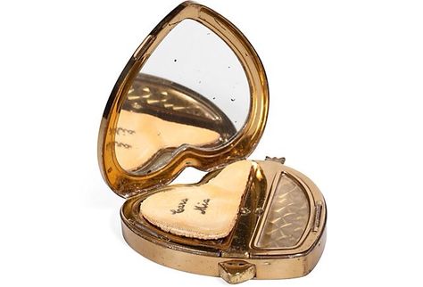 Beautiful vintage 1930’s Cara Mia heart and arrow powder compact. Incredible amounts of want! Vintage Powder Compacts, Vintage Compact Makeup, Pretty Cosmetics, Antique Makeup, Artists Block, Vintage Compact, Heck Yeah, Red Makeup, Vintage Cosmetics