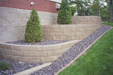 Block Retaining Wall Ideas, Keystone Retaining Wall, Block Retaining Wall, Retaining Wall Ideas, Backyard Retaining Walls, Diy Landscape, Paver Designs, Landscaping Retaining Walls, Landscape Stone