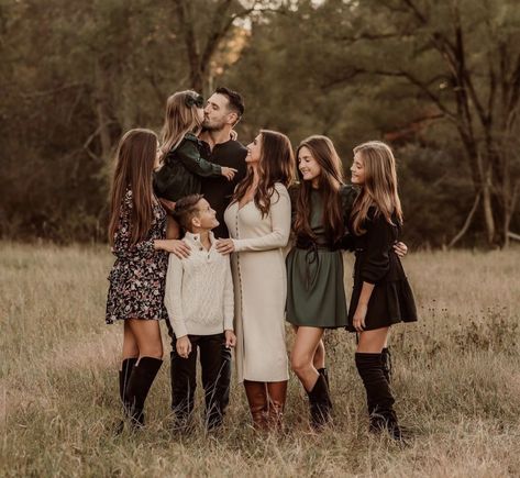 Autumn Family Pictures Outfits, Early Fall Family Photos, Modern Fall Family Photos Color Scheme, Brunette Family Photos, Classy Family Photoshoot Outfits, Black And White Fall Family Photos, All Black Fall Family Pictures, Burgundy Dress Family Pictures, Fall Clothing Ideas For Family Pictures