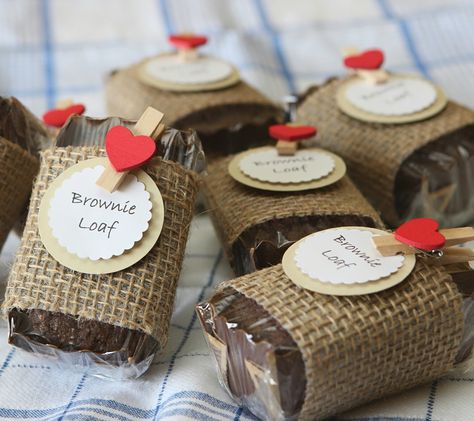 Brownie loaves for bake sale. Wrapped in burlap (from Target dollar spot), labeled, and clipped with clothes pin (from Target dollar spot). Brownie Wrapping Ideas, Brownie Packaging, Bake Sale Packaging, Baking Packaging, Cake Packaging, Bakery Packaging, Christmas Food Gifts, Cookie Packaging, Marshmallows