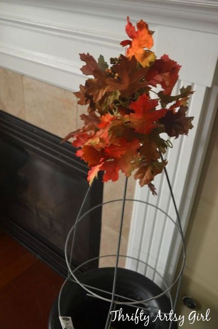 Diy Fall Leaves, Geek Office, Potted Topiary, Tomato Cage Crafts, Fall Topiaries, Outside Fall Decor, Fall Mantle Decor, Easy Fall Wreaths, Topiary Tree