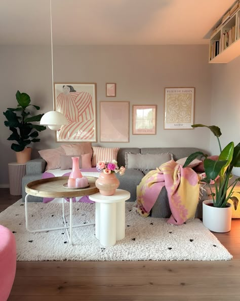 - Check more at https://howcandothis.com/homedecoration/85062/ Girly Living Room, Pastel Living Room, Cute Living Room, Colourful Living Room Decor, Colorful Apartment, Girly Apartment Decor, Living Room Decor Colors, College Apartment Decor, Pink Living Room