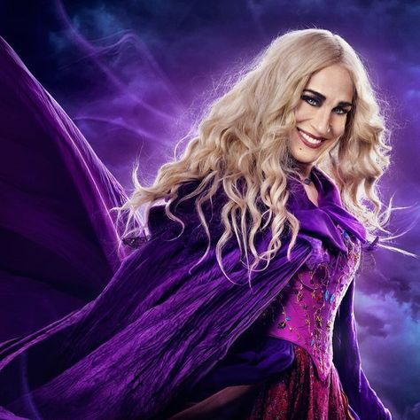 Sarah Sanderson Hocus Pocus, Hermanas Sanderson, Iconic Villains, Blonde Halloween Costumes, Hocus Pocus 1993, Hocus Pocus Movie, Sarah Sanderson, Hocus Pocus 2, Walt Disney Characters