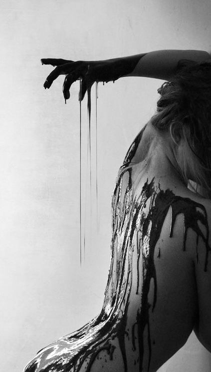 Dark Photographie Portrait, Narcissistic Photoshoot, Black Body Painting, Painting On Body Photography, Face Paint Photoshoot Ideas, Messy Woman Aesthetic, Black Slime Photoshoot, Black Paint On Body Photoshoot, Honey Photography People