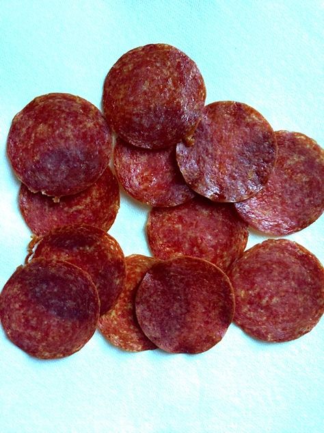 Heavenly Baked Salami Chips. Serve with a mustard or your favorite dip. ReluctantEntertainer.com Baked Salami, Cranberry Margaritas, Salami Recipe, Salami Chips, Thanksgiving Colors, Salami Recipes, Chips Dip, Turkey Pepperoni, A Charcuterie Board