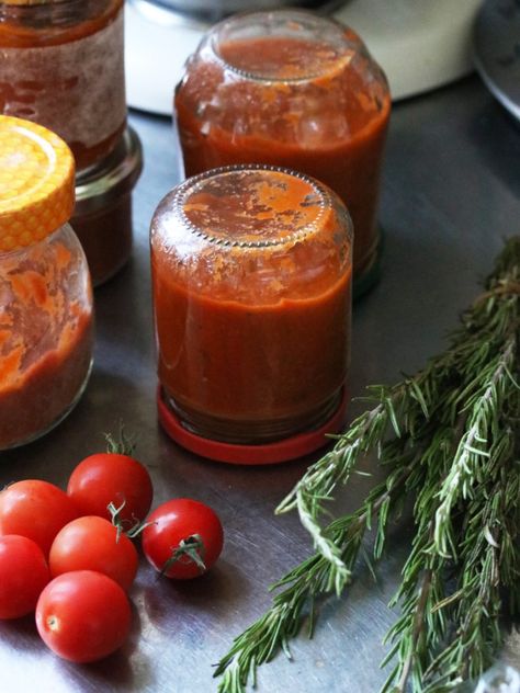 Recette de sauce tomate aux oignons caramélisés et aux herbes pour faire ses conserves de sauce maison Compote Recipe, Marinade Sauce, Cooking Sauces, Cooking Chef, Sauce Tomate, Chutney Recipes, Batch Cooking, Cook At Home, Pizza Sauce