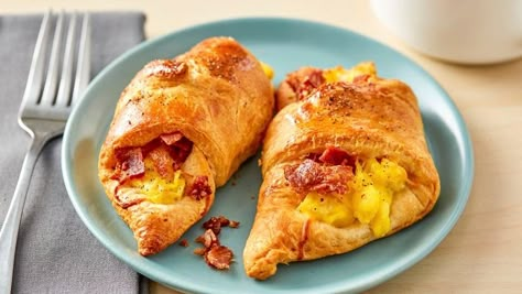 Breakfast Recipes Vegetarian, Egg Croissant, Crescent Roll Breakfast, Crescent Roll Breakfast Recipes, Crescent Breakfast, Cheese Crescent Rolls, Crescent Recipes, Breakfast Crescent Rolls, Breakfast Sandwich Recipes