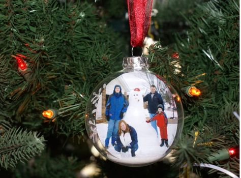 FLOATING Photo Ornaments (and a trick to make it work) Diy Christmas Balls Clear Glass Photo Ornaments, Clear Christmas Ornaments Diy, Kids Diy Christmas Ornaments, Big Family Christmas, Ball Ornaments Diy, Melted Snowman Ornament, Secret Pal Gifts, Christmas Ball Ornaments Diy, Kids Diy Christmas