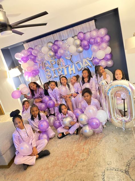 13 Birthday Hotel Party Ideas, Slumber Party Bday Ideas, Hotel Birthday Parties Sleepover, Pink Hotel Birthday Party Ideas, Birthday Hotel Ideas, Birthday Sleepover Decorations, Pajama Theme Party Decorations, Hotel Room Sleepover Birthday Parties, Hotel Slumber Party