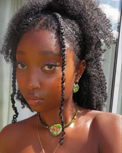 Hair Jewelry Natural Hair, Styled 4c Hair, Afro With Accessories, 4c Hair Accessories, African Hairstyles Natural Hair, Black Woman Hairstyle Natural, Black Hairstyles Afro, Wash And Go Styles, Hairstyles For 4c Hair