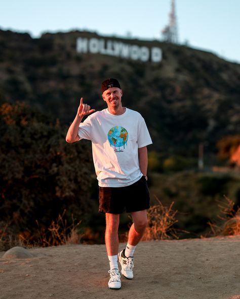 LA dump. 📸 Back in my home from home. 🌴 If you know me you'll know how much love I have for Los Angeles and the people in it. Full "48 Hours In LA" video comes out this Sunday on Youtube! 🎥⁠ ⁠ 📷: @karlmarkusantson Hiking In Los Angeles, California Picture Ideas Los Angeles, Los Angeles Poses, Los Angeles Outfits Men, Universal Studios Picture Ideas, Poses For Pictures Instagram Men, Los Angeles Photoshoot, San Francisco Pictures, Los Angeles Pictures