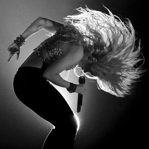 Shakira Quotes, Curling Long Hair, Shakira Music, Shakira Concert, Hairstyles Photoshoot, Shakira Hips, Shakira Style, Shakira Photos, Long Hair Style