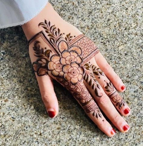 Mehendi Stylish, Mehendi Designs For Beginners, Mehndi Designs Back Hand, Mehndi Designs Back, Short Mehndi, Easy Henna Designs, Short Mehndi Design, Palm Mehndi Design, Mehndi Designs Simple