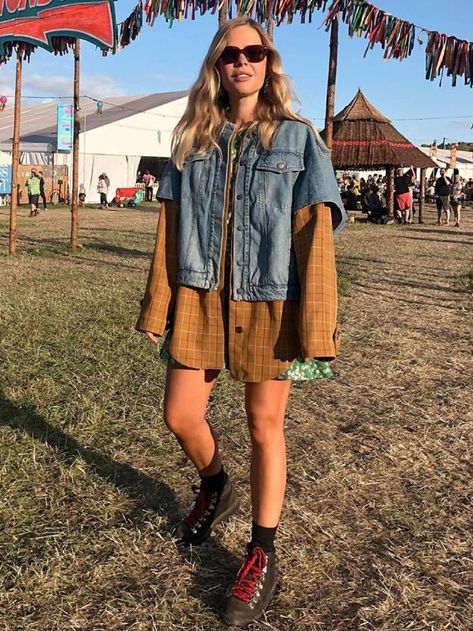 music festival outfits: jessie bush of we the people style wearing a mini dress with walking boots and a plaid shirt Rainy Festival Outfit, Day Festival Outfit, Look Da Festival, Fall Festival Outfit, In My 30s, My 30s, Festival Outfit Inspiration, Festival Outfits Women, Music Festival Fashion