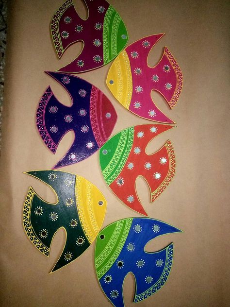 4 Quick Easy Paper Wall Hanging Ideas / Heart Flower Wall . Cardboard Wall, Afrique Art, Clay Wall Art, N Craft, Madhubani Art, Madhubani Painting, Art N Craft, Arte Popular, Fish Art