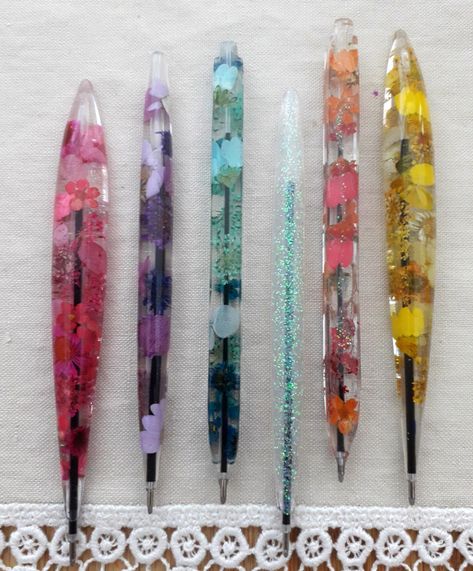 A beautiful selection of floral resin pens available at www.faithfullygrace.etsy.com Resin Pens Diy Tutorial, Resin Pens Diy, Resin Pens, Resin Pen, Resin Crafts Tutorial, Resin Jewelry Diy, Back To School Crafts, Cute Flower Wallpapers, Epoxy Resin Crafts