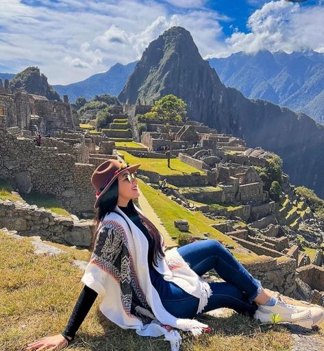 Machu Pichu Photoshoot, Peru Winter Outfits, Peru Pictures Ideas, Machu Pichu Outfits Women, Huacachina Peru Outfits, Machu Pichu Outfits, Cuzco Peru Outfit, Outfits Cusco Peru, Macchu Picchu Trip