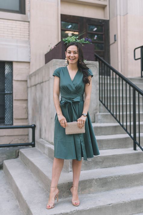 Green Wedding Guest Dresses, Classy Wedding Guest Dresses, Fall Pinterest, How To Dress For A Wedding, Wedding Guest Outfit Fall, Coctail Dresses, Green Wrap, Wrap Dresses, Gal Meets Glam