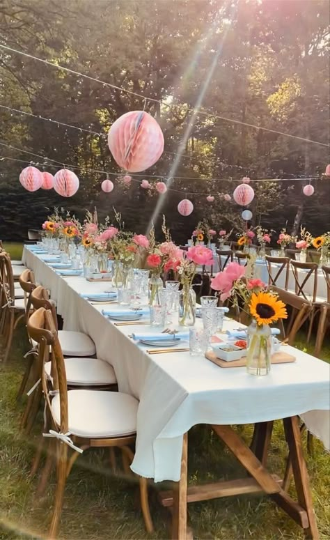 23 Unforgettable Backyard Graduation Party Ideas To Use in 2024 Hanging Party Decor, Backyard Bridal Showers, Backyard Graduation Party, Outdoor Graduation Parties, Outdoor Graduation, 21 Diner, Backyard Birthday Parties, Garden Party Theme, Backyard Birthday