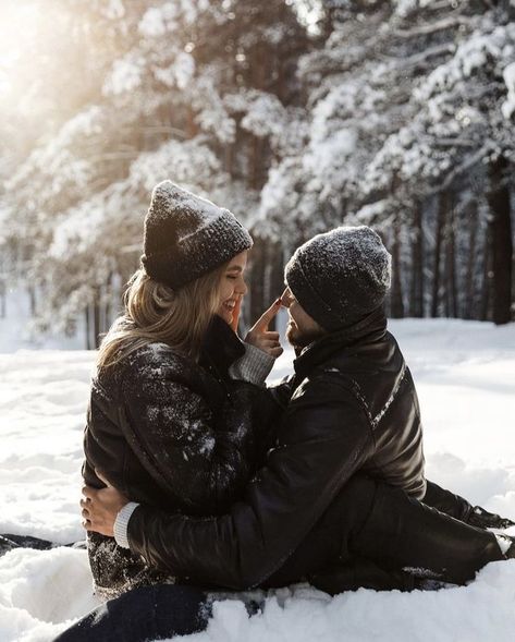 Christmas Photos For Couples, Winter Photos Couple, Snowy Photoshoot Couple, Christmas Photo Couple Ideas, Snow Photoshoot Ideas Couple, Snow Photography Couples, Couple Christmas Photoshoot Outside, Snow Couples Photoshoot, Winter Couples Photos