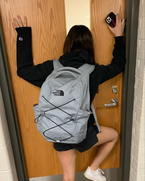 The North Face Backpack Outfit, North Face Backpack Aesthetic, School Backpacks Aesthetic, Backpacks For High School, Preppy School Supplies, High School Backpack, School Bag Essentials, Backpack Essentials, Aesthetic Backpack