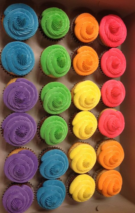 Rainbow Cupcakes Rainbow Friends Cupcakes, Multicolor Cupcakes, Cupcakes Simple, Blueberry Milkshake, 7 Birthday, Colorful Cupcakes, Rainbow Cupcakes, Rainbow Birthday Party, Rainbow Friends