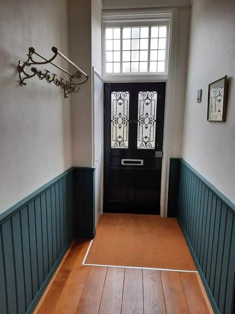 Lambriseringen Gang, Cottage Hallway, Stairs And Hallway Ideas, Grey Hallway, Victorian Hallway, Hallway Colours, Hallway Wallpaper, Green Hallway, Hallway Inspiration