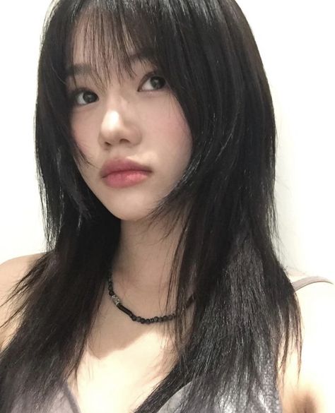 Douyin Curtain Bangs, Middle Straight Hair, Asian Hair Inspo Medium Length, Felco Haircut Straight, Wispy Bangs Face Framing Subtle Layers, Haircut Inspo With Bangs, Hair According To Face Shape, Acubi Haircut, Side Bangs Wolf Cut