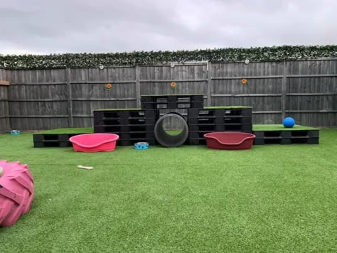 Dog Outdoor Play Area Backyard Ideas, Dog Outdoor Play Area, Dog Playroom, Dog Day Care, Dog Daycare Outdoor Ideas, Dog Daycare Ideas, Dog Backyard Playground, Doggie Daycare Ideas, Doggy Daycare Ideas