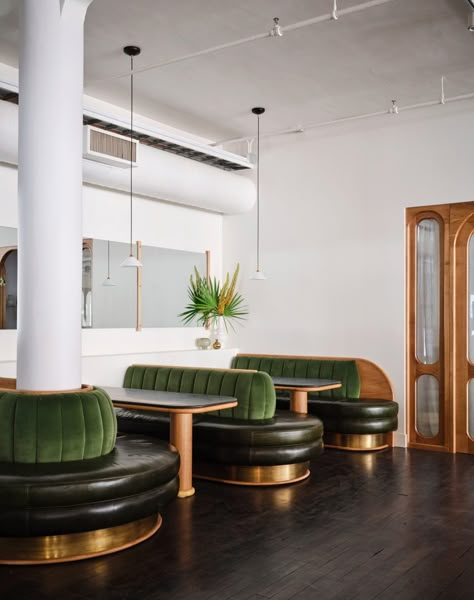 The Malin is designed as a vibrant but homely New York co-working space Communal Workspace, Monochrome Living, Coworking Space Design, Monochrome Living Room, Soho Loft, Note Design Studio, Soho Style, New York Design, Booth Seating