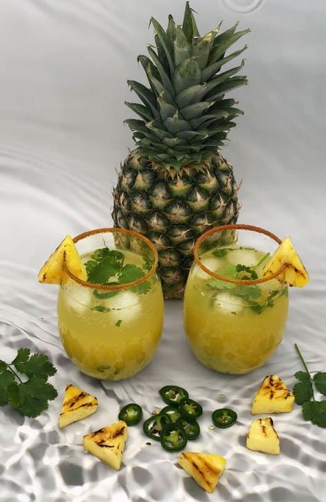 Spicy pineapple mojito mocktail Summer Mocktail Recipes, Pineapple Mojito, Mexican Cocktails, Spicy Pineapple, Mojito Mocktail, Virgin Mojito, Alcoholic Cocktails, Tequila Cocktails, Fusion Food