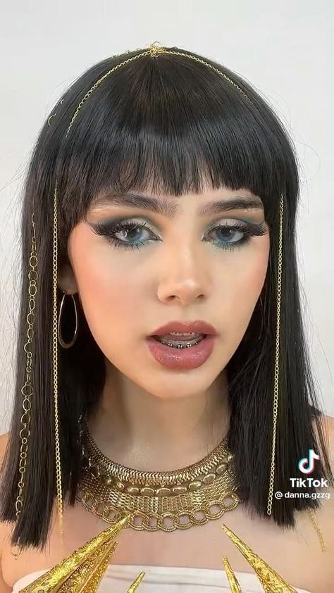 Cleopatra Inspired Outfit, Cleopatra Makeup Ideas Egyptian Goddess, Cleo De Nile Hair, Cleopatra Outfit Ideas, Gold And Blue Outfit, Cleopatra Makeup Ideas, Egyptian Makeup Goddesses, Cleopatra Hairstyle, Cleopatra Halloween Makeup