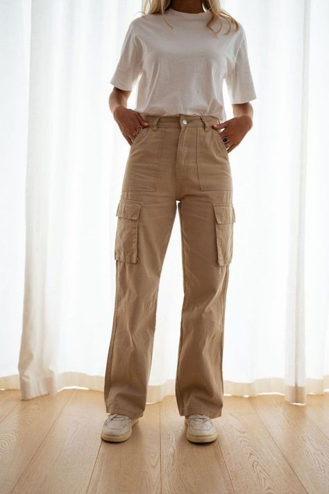 Beige Pants Outfit, Khakis Outfit, Beige Cargo Pants, Cargo Pants Outfit Women, Cargo Outfit, Brown Cargo Pants, Cargo Pants Outfits, Khaki Cargo Pants, Cargo Pants Outfit