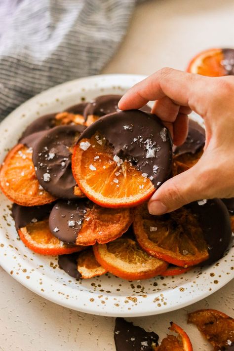 Chocolate Orange Slices, Candied Orange Slices, Chocolate Dipped Fruit, Christmas Food Gifts, Healthy Christmas, Healthy Treat, Dried Orange Slices, Dried Oranges, Great Grandma