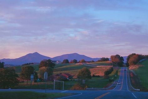 Midwest Emo, Cinematic Photography, Pretty Photos, Pics Art, Pretty Places, Pretty Pictures, In The Middle, Mother Nature, The Middle