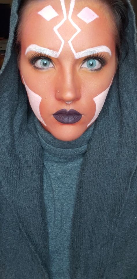 Ahsoka Tano Face Paint, Easy Star Wars Makeup, Asoka Tano Cosplay Diy, Ashoka Tano Costume Diy, Ashoka Makeup, Ahsoka Tano Makeup, Ahsoka Makeup, Ashoka Costume, Star Wars Inspired Makeup