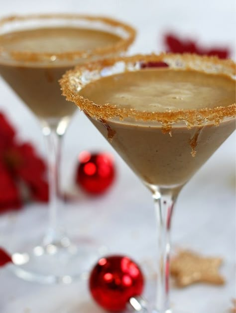 Gingerbread Martini Recipe, Christmas Martini Recipes, Gingerbread Martini, Festive Holiday Drinks, Christmas Martini, Gingerbread Syrup, Homemade Gingerbread, Frozen Coffee, Christmas Cocktail