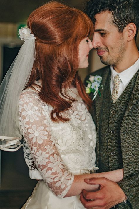 Gorgeous 60s Style Bride & Real Wedding with Kitsch Vintage Details: Amy & Martin Wedding Dresses 60s, 60s Wedding, Retro Wedding Hair, 1960s Wedding, Wedding Dresses 50s, Kitsch Vintage, Vintage Wedding Hair, Quirky Wedding, Vintage Details