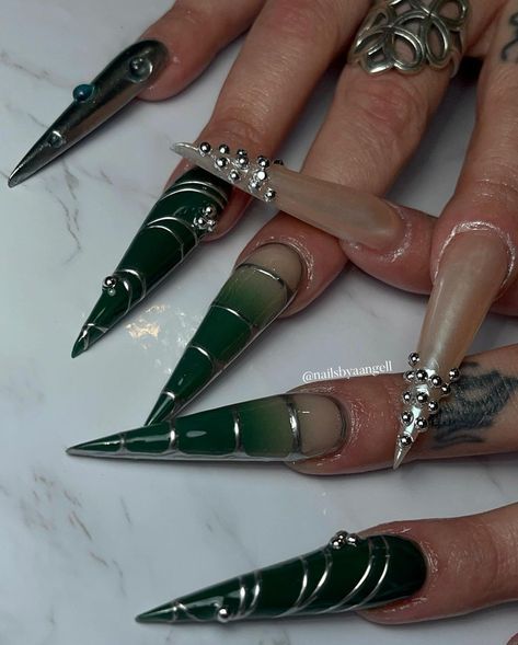 Green Christmas Stiletto Nails, Goth Nails Green, Green Nails Ideas Simple, Forest Green Stiletto Nails, Long Stiletto Christmas Nails, Green Stilleto Nail, Long Green Nails Acrylic, Deep Green Nails Acrylic, Long Dark Green Nails