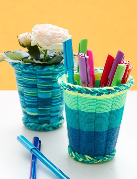 Easy crafts with yarn that are not crochet or knit can be hard to come by. I like to find yarn crafts that are creative and functional but also perfect for kids. This tutorial from Yarnspirations fits the bill and we are so excited to share it with y Cup Weaving, Finger Knitting Projects, Yarn Crafts For Kids, Easy Yarn Crafts, Weaving For Kids, Weaving Tutorial, Weaving Yarn, Finger Knitting, Weaving Projects