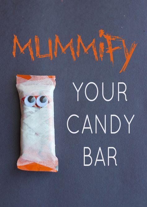 Turn your candy bar into a mummy Mummy Candy, Halloween Food Crafts, Homemade Cheeseburgers, Fright Fest, Hallowen Party, Halloween Arts, Room Parent, Mummy Wrap, Cheeseburger Pie