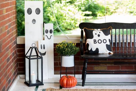 Decorating Ideas For Halloween, Front Porch Decorating Ideas, Halloween Decoration Ideas, Outdoor Halloween Decorations, Pumpkin Planter, Fall Mums, Porch Decorations, Diy Halloween Wreath, Porch Decorating Ideas