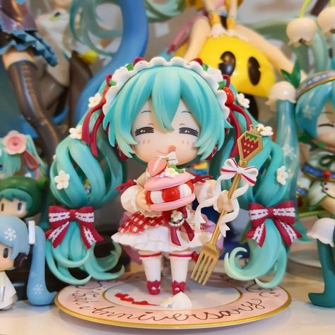 Vocaloid Nendoroid, Strawberry Miku, Hatsune Miku Nendoroid, Miku Nendoroid, Miku Figures, Miku Hatsune Vocaloid, Miku Hatsune, Anime Figurines, Free Tshirt