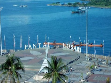 Pantai losari merupakan ikon utama dari kota makasar, Tempat pariwisata ini cukup unik karena tidak memiliki bibir pantai yang biasa ditemui di pantai lain. Di sini, pengunjung akan menemukan berbagai hiasan dan lokasi foto yang cocok untuk diunggah di Instagram. Banana Boat, Makassar, Jam, Instagram