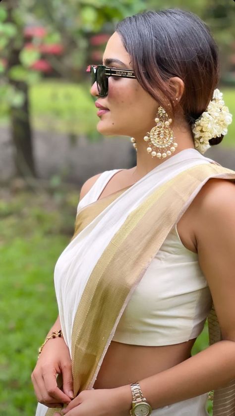 Onam Outfits Ideas, Saniya Iyappan, Onam Dress, Onam Outfits, Kerala Saree Blouse Designs, Onam Saree, Bride Photos Poses, Simple Saree Designs, Saree Poses