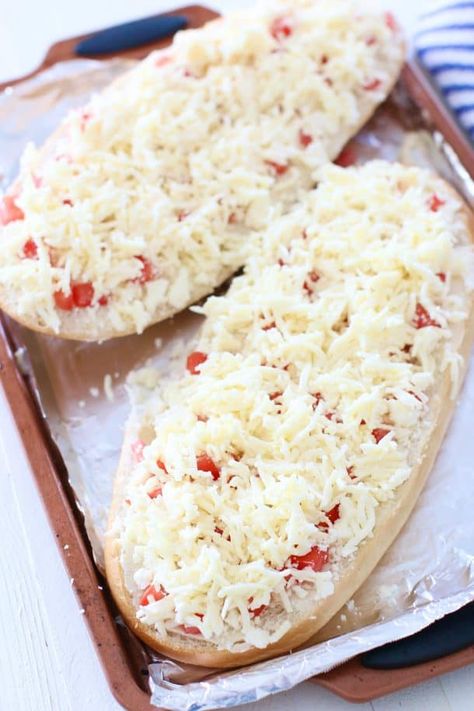 FLORIDA BEACH BREAD | The Country Cook Beach Vacation Breakfast Ideas, Florida Food Recipes, Beach Bread Recipe, Summer Supper Ideas, Beach Bread, Bruschetta Bread, State Recipes, Pizza Calzones, Bread Boats