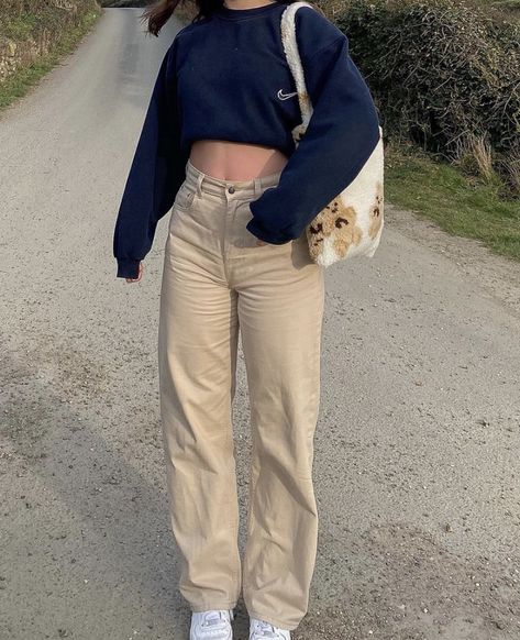 @jadehoney62 via instagram Beige Jeans Outfit Aesthetic, Black Outfits Summer, Beige Jeans Outfit, Goth Cardigan, Jade Honey, Winter Outfits 2021, Jeans Wardrobe, Outfits Beige, Mom Jeans Outfit Winter