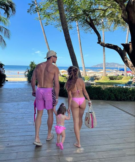 Cute Family Goals Couple, Family On Vacation Aesthetic, Travelling With Family Aesthetic, 4 Kids Aesthetic, Family Travel Goals Aesthetic, Cute Family Goals, Future Family Goals, Dream Life Aesthetic Family Beach, Hawaii Life Aesthetic Family