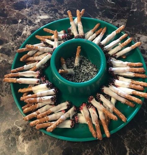 Pretzels dipped in white & red chocolate melts, then dipped in black & white sugar Snack Halloween, Halloween Fingerfood, Pelottava Halloween, White Trash Bash, White Trash Party, Trash Party, Recetas Halloween, Electric Dreams, Oops I Did It Again